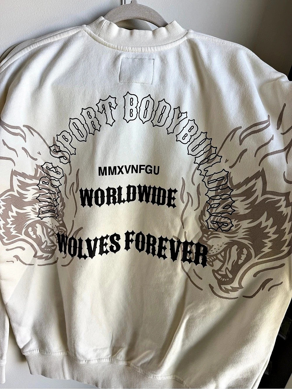 Darc Sport Wolves Forever Graphic Sweatshirt in Cream Size Medium NWT - Picture 2 of 4